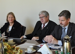 niemiecka delegacja, początek rozmów o współpracy międzyregionalnej, siedzą przy stole Agata Riehm, prof. Jörg Steinbach i Steffen Kammradt