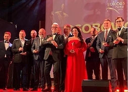 Nagrodzeni w plebiscycie stoją na scenie ze statuetkami w rękach