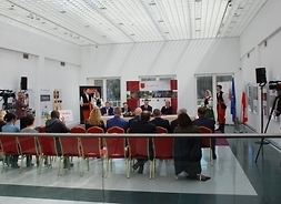 Ogólny plan sali podczas uroczystości podpisania umowy, ujęcie od tyłu.