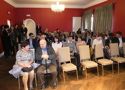Publiczność zajmuje miejsca na sali przed rozpoczęciem premierowej projekcji filmu „Pani na Korczewie”.