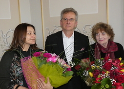 Stoją od lewej: Iwona Harris, producentka filmu, Sławomir Rogowski, reżyser i współautor scenariusza, Beata Ostrowska-Harris, właścicielka korczewskich dóbr, bohaterka filmu.