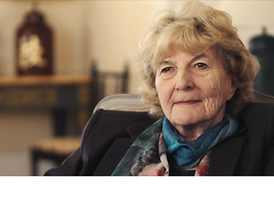 Kadr z filmu „Pani na Korczewie” - widzimy Beatę Ostrowską-Harris, właścicielkę korczewskich dóbr, bohaterka filmu.
