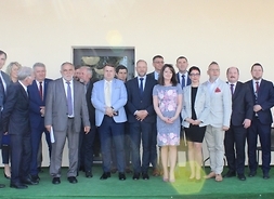 Zdjęcie grupowie wójtów i burmistrzów z członek zarządu Janiną Ewą Orzełowską