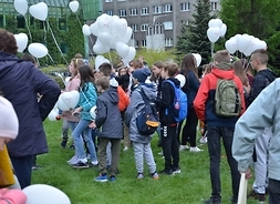 piknik naukowo-środowiskowy w ogrodach biblioteki UW, grupa młodzieży z balonami