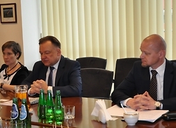 Przy stole po obu stronach marszałka siedzą: zastępca dyrektora KM Aleksandra Hanzel i pracownik Kancelarii Marszałka
