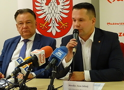 wywiadu udziela radny województwa mazowieckiego Mirosław Adam Orliński, obok siedzi marszałek Adam Struzik