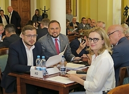 Przy stole siedzą radni Koalicji Obywatelskiej. Na pierwszym planie Krzysztof Strzałkowski