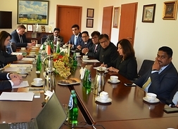 rozmowy przy stole obu delegacji - strony indyjskiej i przedstawicieli Mazowsza, w tym członek zarządu Janiny Ewy Orzełowskiej