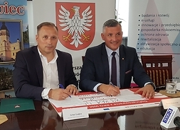 wicemarszałek Rafał Rajkowski i burmistrz Szydłowca Artur Ludew podspisują umowę na wykonanie instalacji ekologicznych w gminie Szydłowiec