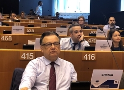 marszałek Adam Struzik siedzi obok innych przedstawicieli regionów na sali plenarnej w Brukseli