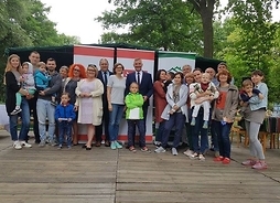 Zdjęcie grupowe przedstawiające gości z Ukrainy oraz wicemarszałka Rafałka Rajkowskiego