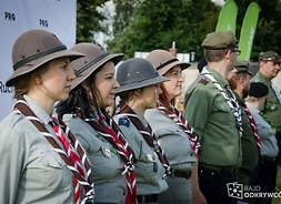 Zbliżenie na grupę harcerzy w mundurach, stojących w szeregu