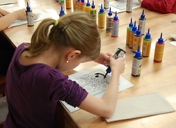 Dziewczynka maluje na szkle