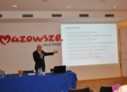 Profesor Eugeniusz Sobczak podczas prezentacji multimedialnej