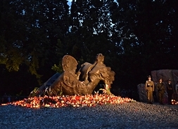 Pomnik Polegli Niepokonani, przed pomnikiem palące się znicze