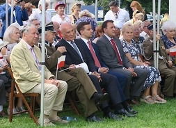 Przy Urzędzie Dzielnicy Praga-Południe siedzą w kilku rzędach goście wydarzeń upamiętniających 75. rocznicę wybuchu Powstania Warszawskiego