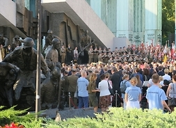 Pomnik Powstania Warszawskiego na pl. Krasińskich w Warszawie, przed pomnikiem stoją tłumnie warszawiacy