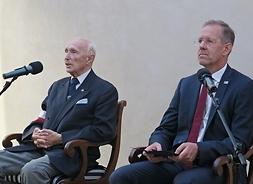 siedzą obok siebie Rektor Uniwersytetu Warszawskiego Marcin Pałys oraz Wiesław Gniazdowski ps. Wiesiek, uczestnik walk z 1944 r.