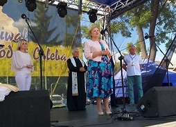 Członek zarządu województwa Elżbieta Lanc stoi na scenie wraz z organizatoramiu wydarzenia