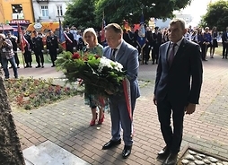 delegacja składa kwiaty