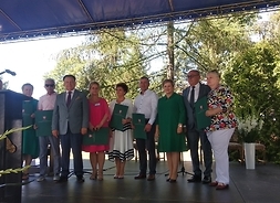 na scenie stoją wyróżnieni dyplomami uznania i przedstawiciele samorzadu Mazowsza