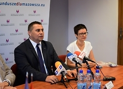 Za stołem siedzą dwie osoby, od lewej zabierający głos burmistrz miasta i gminy Drobin Andrzej Samoraj.