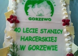 tort jubileuszowy z napisem 40 lat stanicy w Gorzewie