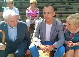 dyrektor Delegatury UMWM w Płocku Tomasz Kominek w otoczeniu uczestników jubileuszowego pikniku