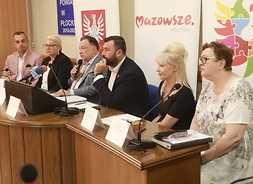 Uczestnicy podpisania umów na konferencji w Płocku