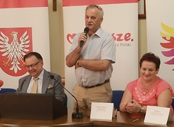 Wójt gminy Bielsk Józef Jerzy Rozkosz opowiada o inwestycji  w gminie, w ręku trzyma mikrofon