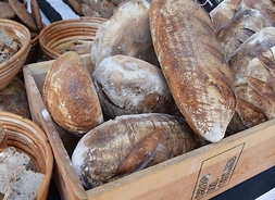 bochny chleba leżą na drewanianym wozie