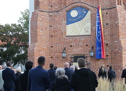 Mieszkańcy oraz uczniowie przed wieżą gotycką