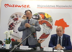 Marszałek oraz dyrektor Departamentu Rolnictwa i Rozwoju Obszarów Wiejskich podczas przemówienia na kongresie