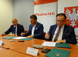 Umowy podpisują marszałek Adam Styruzik i przedstaawiciele płockiej kliniki Gravida
