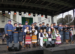 zespół folklorystyczny w tradycyjnych strojach wykonuje pieśni regionu