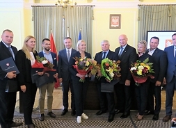 Zbiorowe foto sześciorga radnych którzy zostali wybrani na posłów do Sejmu RP - stoją wraz z członkami prezydium sejmiku