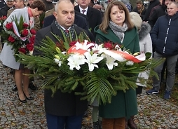Janina Ewa Orzełowska składa kwiaty pod pomnikiem