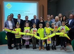 współne zdjęcie przedstawicieli samorządu Mazowsza i dzieci z radmomskich szkół
