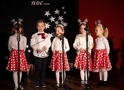 dzieci z gminy Długosiodło występuja na scenie