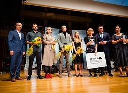 Grupa osób stojąca na scenie (nominowani i laureatka z 2019 r.)
