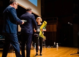 Laureatka z 2019 r. Olga Hund odbiera nagrodę z rąk organizatorów kokursu