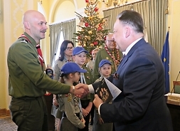 Marszałek Adam Struzik przekazuje podziękowania świąteczne życzenia harcerzom