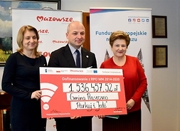elżbieta lanc i burmistrz Piaseczna trzymają symboliczny czek