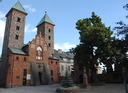 Fasada zabytkowego kościoła w Czerwińsku
