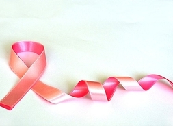 Różowa wstążka, będąca symbolem walki z nowotworem piersi