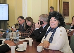 Czworo radnych klubu Polskiego Stronnictwa Ludowego siedzi za stołem obrad.