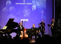 na scenie Krzesimir Dębski i kwartet Zagan Acoustic