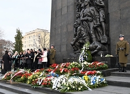 Pomnik Bohaterów Getta, przestrzeń przed pomnikiem wypełniona wieńcami kwiatów złożonymi przez delegacje uczestniczące w uroczystosciach.