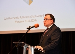 Stoi na scenie i przemawia do mikrofonu Adam Struzik, Marszałek Województwa Mazowieckiego.
