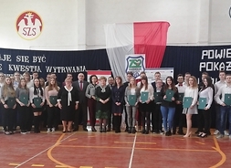 Duża grupa uczniów stoi, pozując do zdjęcia. Wśród nich jest Elżbieta Lanc i Janina Ewa Orzełowska